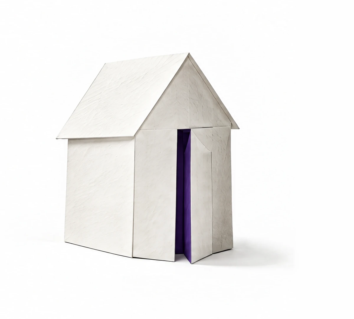 Ein Giebelhaus aus weißem Papier, die Tür steht einen Spalt offen, innen ist es violett