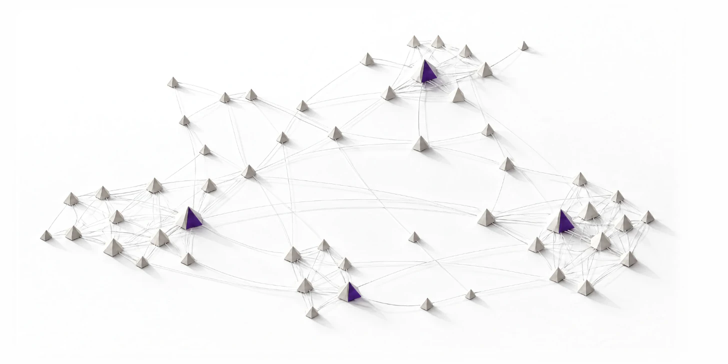 Kleine Pyramiden aus weißem Papier stehen als Netz auf weißem Grund, feine Fäden verbinden sie. Vier dichte Gruppen, dazwischen einzelne Pyramiden. In jeder Gruppe zeigt eine Pyramide eine violette Fläche.