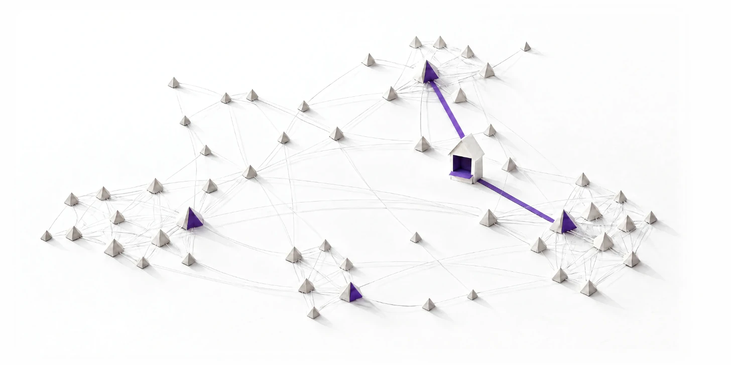 Die Karte aus kleinen Papierpyramiden und Fäden, vier davon violett. Darin steht frei ein kleines Giebelhaus mit offener, violetter Front. Zwei violette Bänder aus Papier laufen vom Haus zu zwei der violetten Pyramiden, die zwei anderen bleiben frei.