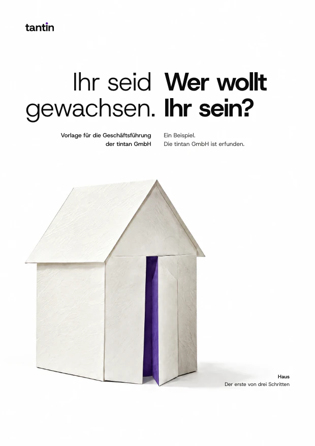 Titel der Vorlage, „Ihr seid gewachsen. Wer wollt Ihr sein?“ Darunter ein Giebelhaus aus weißem Papier, die Tür steht einen Spalt offen.