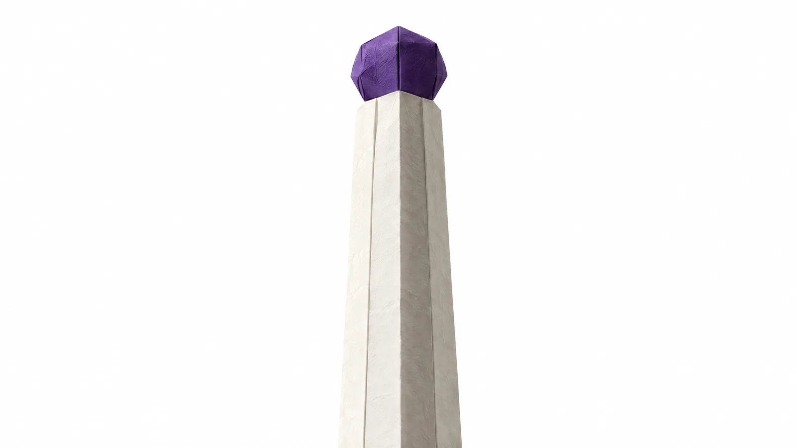 Eine monumentale Herme aus gefaltetem weißem Papier mit violettem, facettiertem Kopf vor weißem Grund