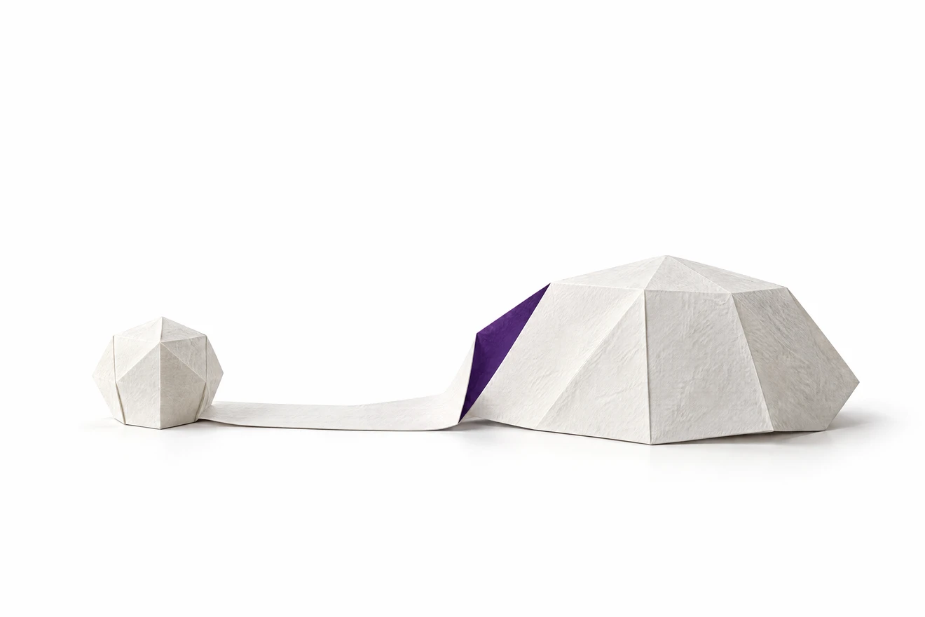 Ein Blatt aus gefaltetem weißem Papier. Links eine kleine facettierte Form, über ein flaches Band verbunden mit einer größeren rechts. Wo das Blatt in die große Form umschlägt, zeigt sich die violette Rückseite.