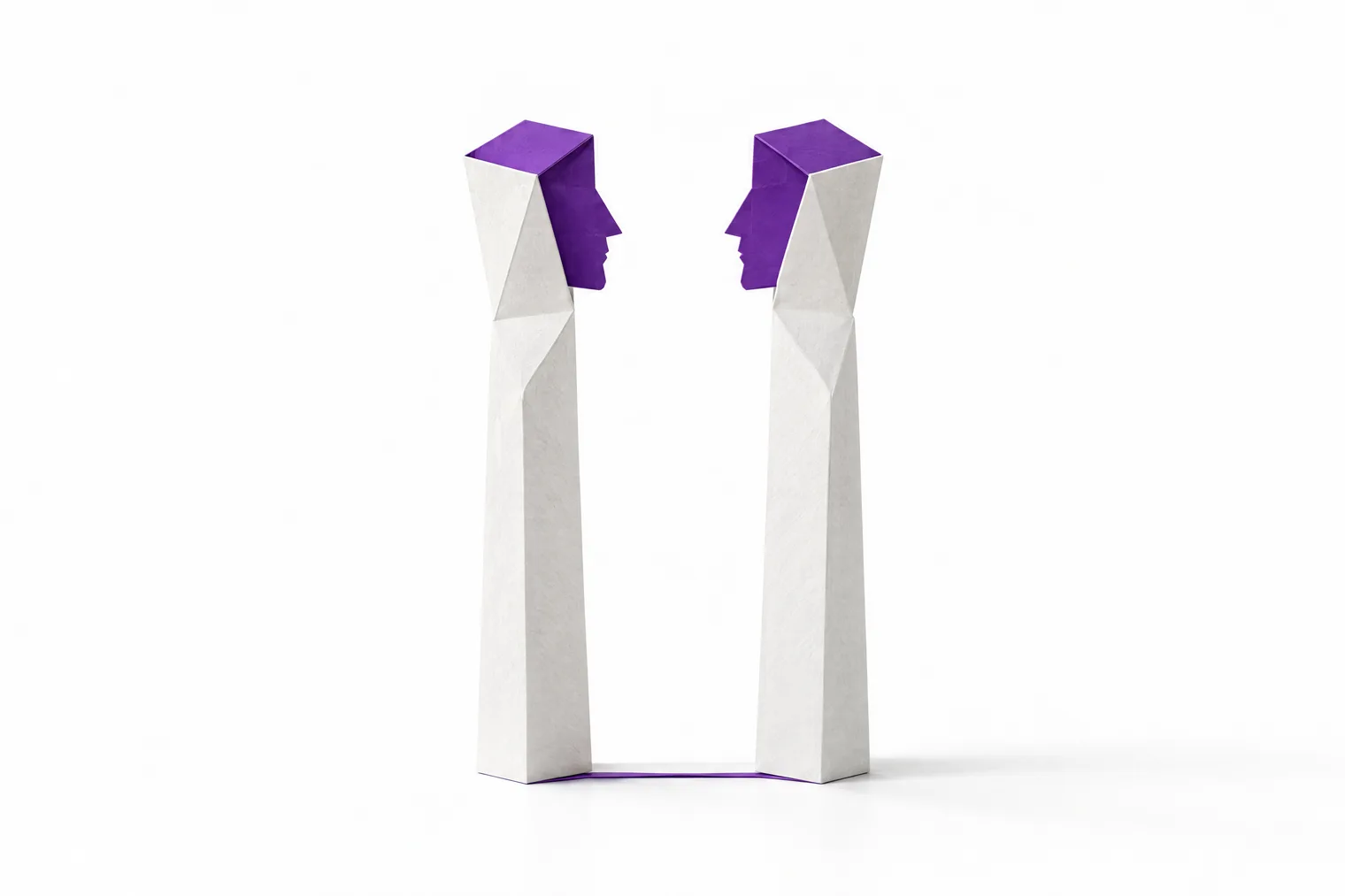 Zwei Hermen aus gefaltetem weißem Papier, die sich zuwenden. Ihre violetten Köpfe zeigen je ein Gesicht im Profil.