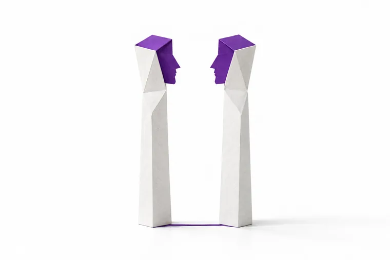 Zwei Hermen aus gefaltetem weißem Papier, die sich zuwenden. Ihre violetten Köpfe zeigen je ein Gesicht im Profil.